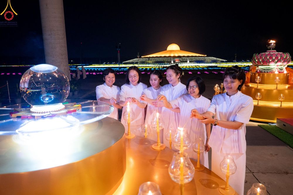 ภาพ No.154927:พิธีจุดประทีป, พิธีฉลองชัยสวดมนต์บทธัมมจักกัปปวัตนสูตร ณ มหารัตนวิหารคด วัดพระธรรมกาย วันอังคารที่ 17 กันยายน พ.ศ. 2567