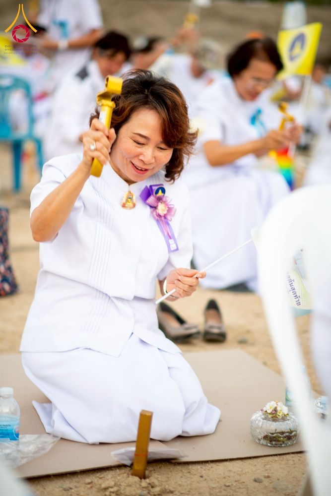 ภาพ No.275200:วันอาทิตย์ที่ 30 พฤศจิกายน พ.ศ. 2568 พิธีตอกเสาเข็ม "สร้างองค์พระเจดีย์เพื่อสร้างสันติภาพโลก" ต้นสุดท้าย ณ ศูนย์ปฏิบัติธรรมระยอง (บ้านช่องลม)