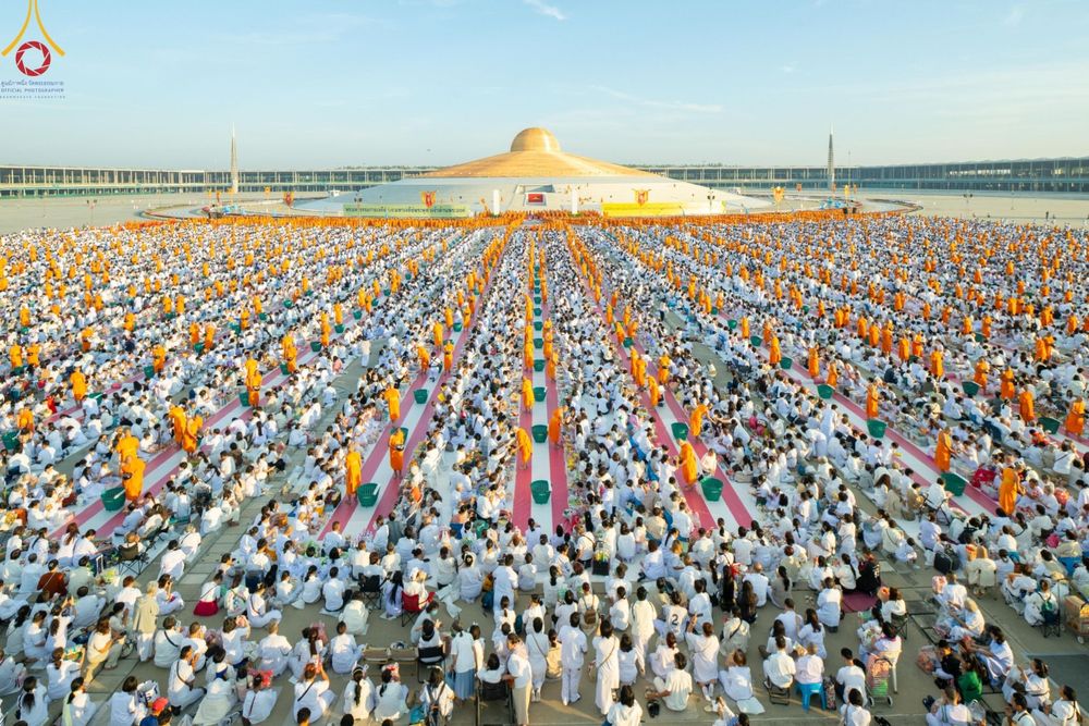 ภาพ No.187850:พิธีตักบาตรฉลองพระใหม่ ต้อนรับพุทธศักราช 2568 ณ ลานธรรมพระมหาธรรมกายเจดีย์ วัดพระธรรมกาย จ.ปทุมธานี วันที่ 1 มกราคม พ.ศ. 2568