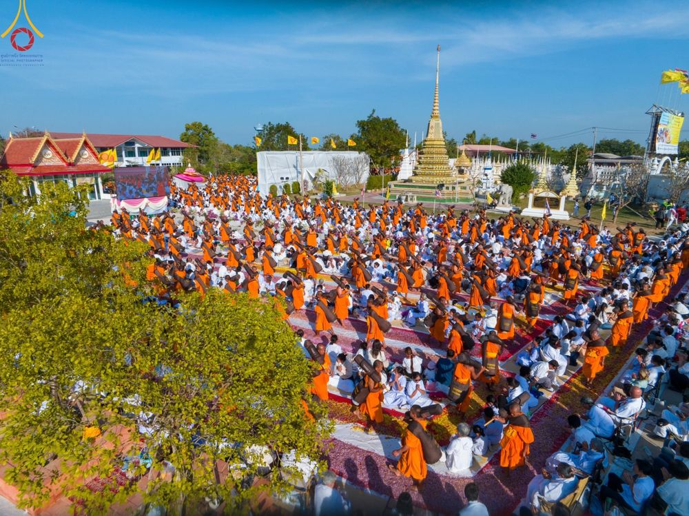 ภาพ No.193373:พิธีต้อนรับพระธรรมยาตรา ณ อนุสรณ์สถาน สถานที่เกิดในเพศสมณะ วัดสองพี่น้อง อำเภอสองพี่น้อง จังหวัดสุพรรณบุรี ในโครงการธรรมยาตรา กตัญญูบูชา มหาปูชนียาจารย์ พระมงคลเทพมุนี(สด จนฺทสโร) พระผู้ปราบมาร อนุสรณ์สถาน 7 แห่ง ปีที่ 13 วันที่ 11 มกราคม พ.ศ. 2568