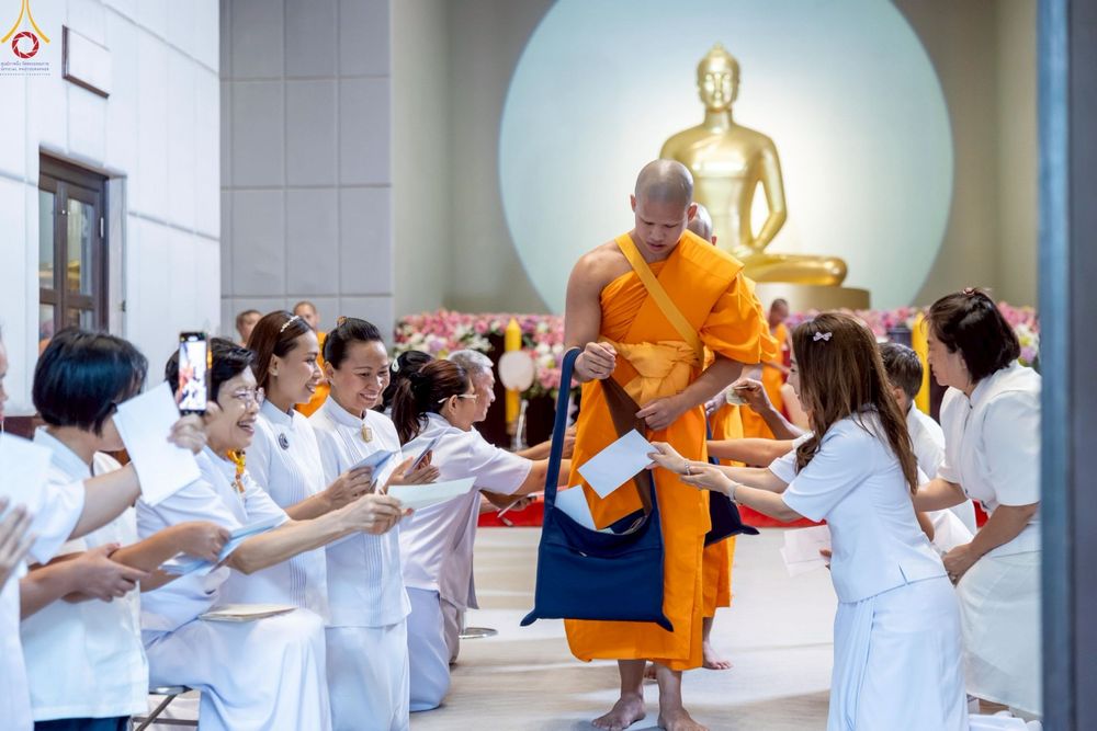 ภาพ No.227815:วันเสาร์ที่ 31 พฤษภาคม พ.ศ.2568 พิธีถวายผ้าไตรแด่สามเณรผู้เข้ารับการอุปสมบท , พิธีอุปสมบทสามเณรเตรียม DCI วัดพระธรรมกาย จ.ปทุมธานี