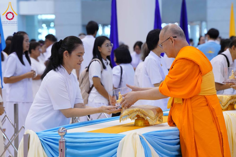 ภาพ No.338092:วันอาทิตย์ต้นเดือน 5 กรกฎาคม พ.ศ.2569 สัมมนาพิเศษ พิธีมอบพระของขวัญ ณ ห้องแก้วสารพัด1 วัดพระธรรมกาย