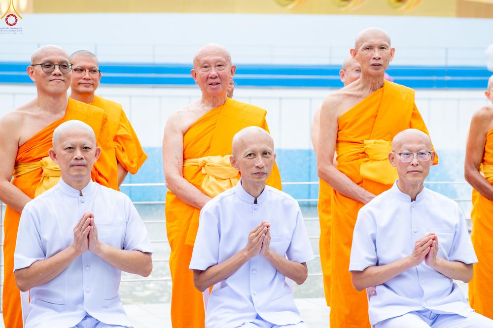 ภาพ No.330265:วันที่ 30 พฤษภาคม พ.ศ.2569 พิธีตัดปอยผมและปลงผม อุบาสกอุปสมบทอุทิศชีวิต 11 ท่าน ณ โบสถ์พระไตรปิฎก วัดพระธรรมกาย จังหวัดปทุมธานี