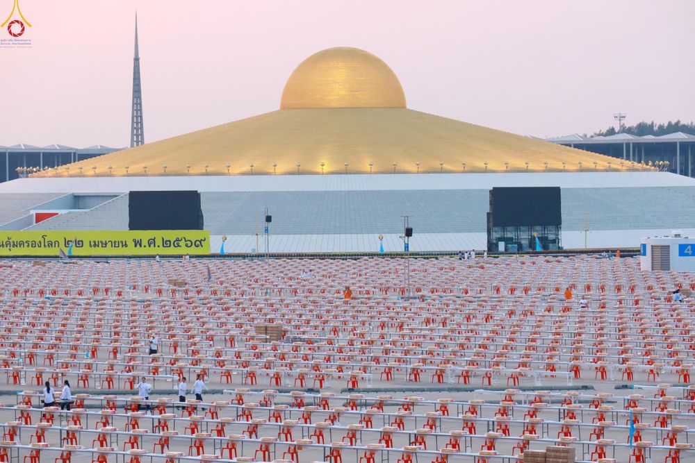 ภาพ No.322673:วันที่ 17 เมษายน พ.ศ.2569 การเรียงกล่องไทยธรรม เรียงน้ำดื่ม เรียงร่ม ณ ลานธรรมพระมหาธรรมกายเจดีย์ เพื่องานถวายมหาสังฆทาน 40,000 กว่าวัดทั่วประเทศ วันคุ้มครองโลก 22 เมษายน พ.ศ.2569 วัดพระธรรมกาย