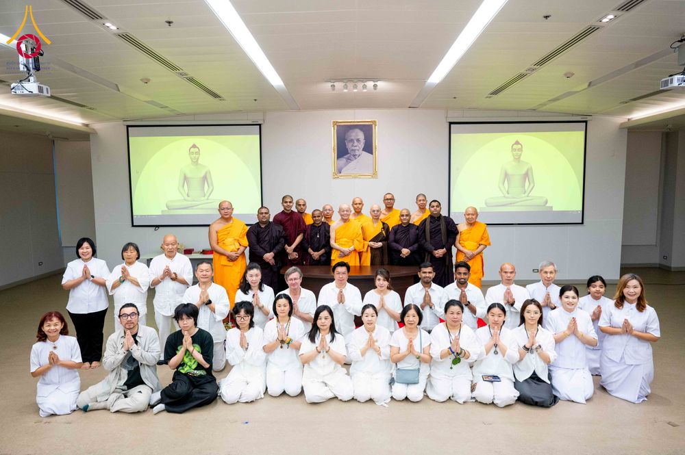 ภาพ No.313117:วันที่ 4 มีนาคม พ.ศ. 2559 หลวงพ่อทัตตชีโว รองเจ้าอาวาสวัดพระธรรมกาย ได้เมตตาถวายการต้อนรับปฏิสันถารพระอาคันตุกะจาก 19 ประเทศ ที่เดินทางมาร่วมงานวันมาฆบูชา ณ วัดพระธรรมกาย