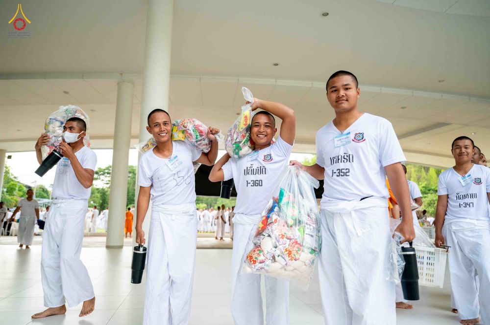 ภาพ No.341043:วันที่ 26 กรกฎาคม พ.ศ. 2569 โครงการพัฒนาคุณธรรม จริยธรรม สำหรับนักเรียนนายสิบตำรวจ (นสต.) รุ่นที่ 17 ศูนย์ฝึกอบรมตำรวจภูธรภาค 1 ได้จัดกิจกรรม ตักบาตรเพื่อน้อมอุทิศถวายเพื่อเป็นพระราชกุศลฯ  และปฏิบัติธรรม ติวธรรมมะ ณ ศูนย์ปฏิบัติธรรมเวิล์ดพีช วัลเล่ย์ (Wo
