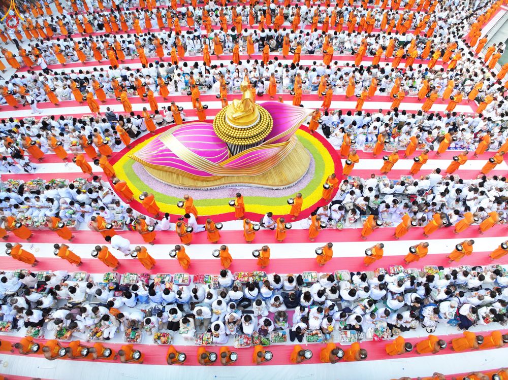 ภาพ No.289373:วันที่ 7 มกราคม พ.ศ. 2569 พิธีตักบาตรพระธรรมยาตรา ณ อนุสรณ์สถานลำดับที่ 1 สถานที่เกิดด้วยรูปกายเนื้อ อนุสรณ์สถานมหาวิหารพระมงคลเทพมุนี (โลตัสแลนด์) อ.สองพี่น้อง จ.สุพรรณบุรี ในโครงการธรรมยาตรา กตัญญูบูชา มหาปูชนียาจารย์ พระมงคลเทพมุนี(สด จนฺทสโร) พระผู้ป