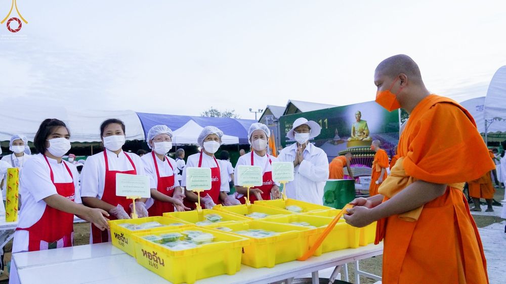 ภาพ No.70079:พิธีถวายภัตตาหารเป็นสังฆทาน แด่คณะพระธรรมยาตราฯ ในโครงการธรรมยาตราฯ ปีที่ 11 ณ อนุสรณ์สถานคลองบางนางแท่น อ.สามพราน จ.นครปฐม วันที่ 11 มกราคม พ.ศ. 2566
