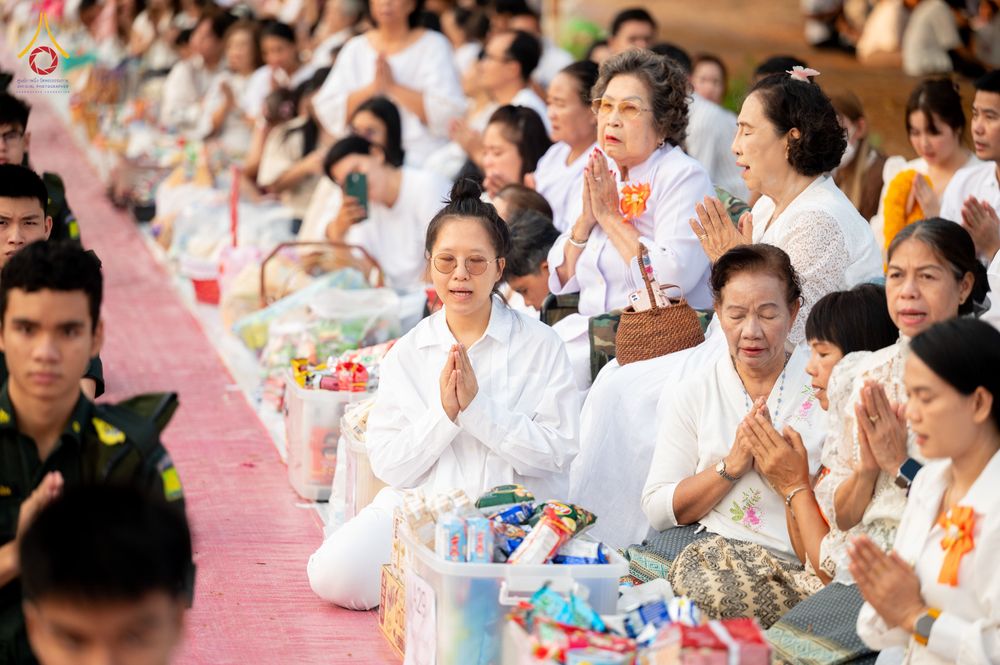 ภาพ No.318039:วันเสาร์ที่ 4 เมษายน พ.ศ. 2569 งานทำบุญเมืองใจกลางอยุธยา  ตักบาตรพระ 1,109 รูป ณ ถนนชีกุน หน้าวัดมหาธาตุ และวัดราชบูรณะ