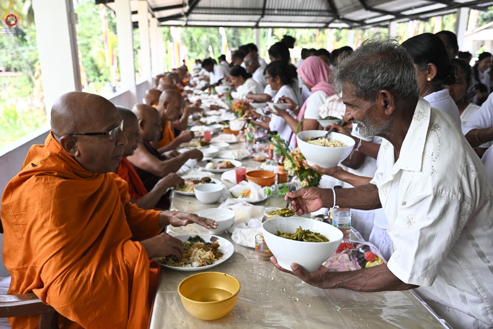 ภาพ No.278697:วันที่ 30 ตุลาคม พ.ศ.2568 กฐินสมทบต่างประเทศ โดยคณะศิษยานุศิษย์ บูชาธรรม 81 ปี หลวงพ่อธัมมชโย ณ วัดศรีสุดาสนะ รังกุต วิหาร ประเทศศรีลังกา