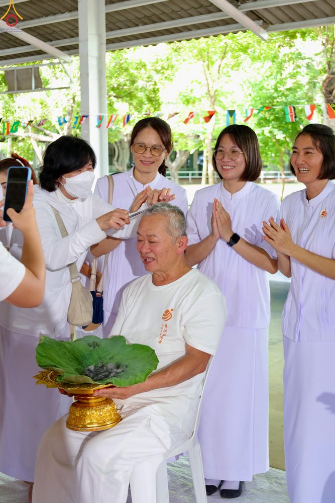 ภาพ No.338306:วันอาทิตย์ที่ 5 กรกฎาคม พศ.2569 พิธีตัดปอยผมธรรมทายาทนานาชาติ IDOP รุ่นที่ 21 จากประเทศจีน มาเลเซีย สิงคโปร์ และไต้หวัน ณ โถงช้าง วัดพระธรรมกาย