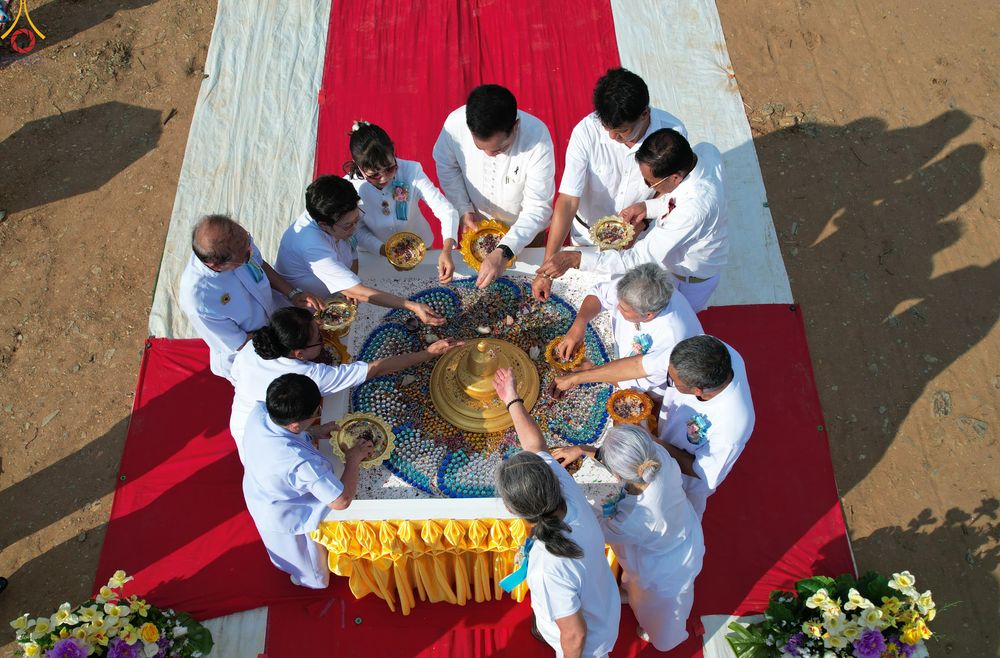 ภาพ No.331707:วันพุธที่ ๓ มิถุนายน พ.ศ.๒๕๖๙ พิธีทอดผ้าป่า ปฏิบัติธรรมกลั่นแผ่นดิน พิธีโปรยรัตนชาติ  และ พิธีตอกเสาเข็ม มงคลต้นแรก สถาปนา "องค์พระเจดีย์เพื่อสร้างสันติภาพโลก"  องค์แรก ครั้งแรกของลำปาง ประตูสู่ภาคเหนือ  ณ ศูนย์ปฏิบัติธรรมเถินเทิดธรรม อ.เถิน จ.ลำปาง