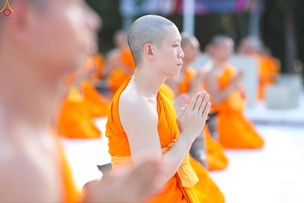 ภาพ No.281613:วันที่ 24 ธันวาคม พ.ศ.2568 พระธรรมยาตรา ปฏิบัติธรรม และถ่ายภาพหมู่ประวัติศาสตร์ ณ ลานหน้ามหาวิหารพระมงคลเทพมุนีฯ วัดพระธรรมกาย