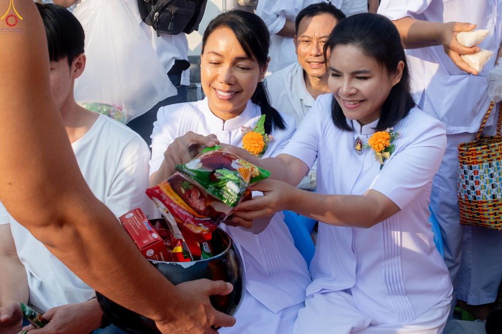 ภาพ No.297681:วันที่ 18 มกราคม พ.ศ. 2569 พิธีตักบาตรพระธรรมยาตรา ณ วัดโบสถ์บน ต.บางคูเวียง จ.นนทบุรี อนุสรณ์สถานลำดับที่ 4 สถานที่เกิดด้วยกายธรรม ในโครงการธรรมยาตรา กตัญญูบูชา มหาปูชนียาจารย์ พระมงคลเทพมุนี(สด จนฺทสโร) พระผู้ปราบมาร อนุสรณ์สถาน 7 แห่ง ปีที่ 14