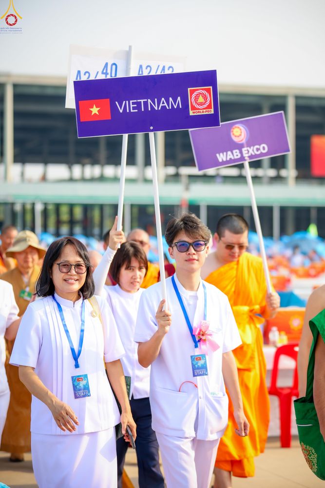 ภาพ No.324470:วันที่ 22 เมษายน พ.ศ.2569 (วันคุ้มครองโลก) งานถวายมหาสังฆทาน 40,000 กว่าวัดทั่วประเทศ บรรยากาศพระสังฆาธิการและสาธุชน  เดินทางเข้าลานธรรม วัดพระธรรมกาย