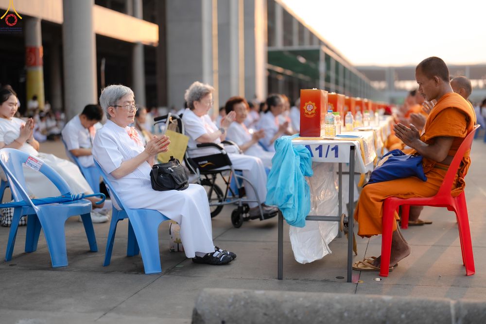 ภาพ No.324668:วันที่ 22 เมษายน พ.ศ.2569 (วันคุ้มครองโลก) บรรยากาศสาธุชน ในงานถวายมหาสังฆทาน 40,000 กว่าวัดทั่วประเทศ ณ ลานธรรม วัดพระธรรมกาย