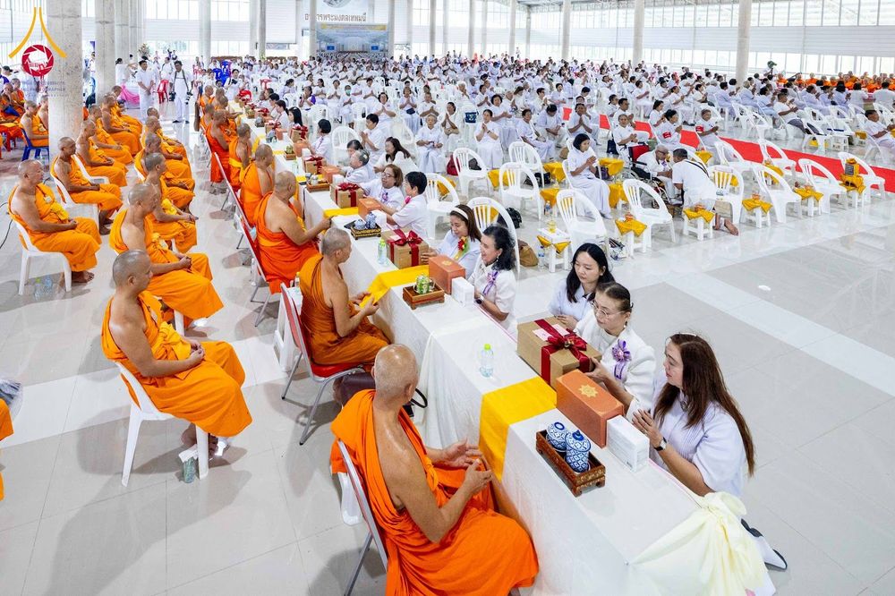 พระภิกษุสงฆ์และพุทธศาสนิกชนจำนวนมากร่วมพิธีทอดผ้าป่าภายในอาคาร