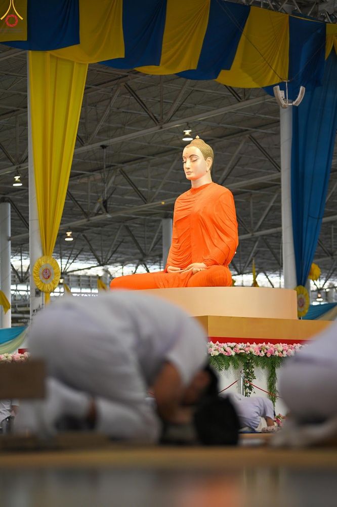 ภาพ No.345564:วันพฤหัสบดีที่ 27 สิงหาคม พ.ศ.2569 พิธีภาคสาย ปฏิบัติธรรมร่วมกัน เนื่องในวันธรรมชัย ณ สภาธรรมกายสากล วัดพระธรรมกาย