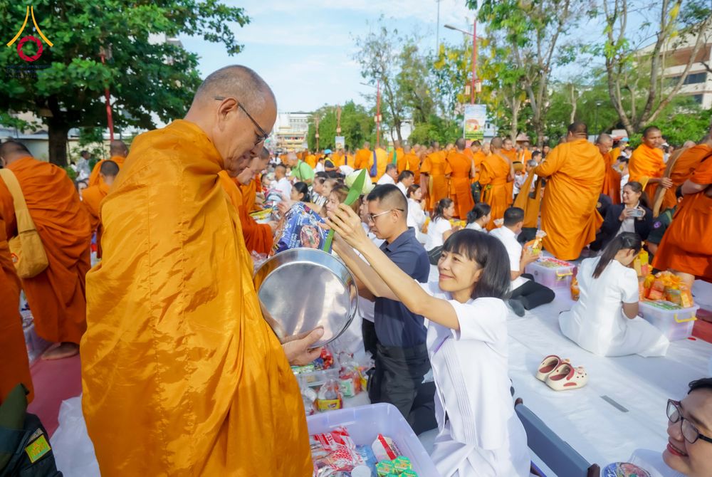 ภาพ No.313999:วันอาทิตย์ที่ 14 มีนาคม พ.ศ. 2569 ทำบุญเมืองหาดใหญ่ตักบาตรพระ 1,109 รูป เติมบุญใหญ่ หลังวิกฤตมหาอุทกภัย ณ ซุ้มประตูไชน่าทาวน์ ถนนศุภสารรังสรรค์ อ.หาดใหญ่ จ.สงขลา