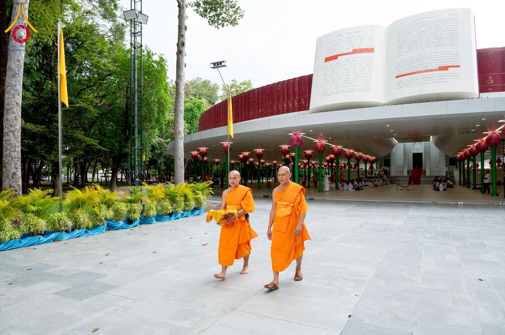 ภาพ No.244958:วันเสาร์ที่ 6 กันยายน พ.ศ. 2568 พิธีถวายบาตร บรรพชา อุปสมบทของนาคธรรมทายาท โครงการอุปสมบทหมู่บูชาธรรมครบรอบ 108 ปี  วันครูผู้ค้นพบวิชชาธรรมกาย ณ โบสถ์พระไตรปิฎก วัดพระธรรมกาย