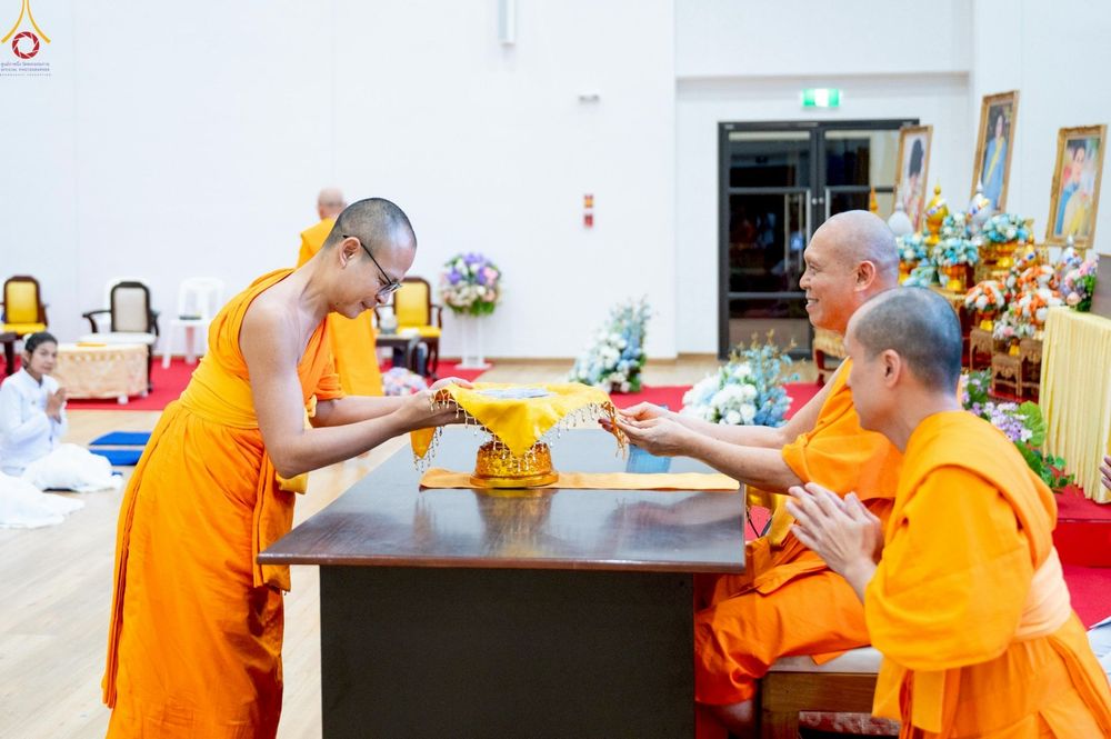 ภาพ No.242883:วันที่ 29-31 สิงหาคม พ.ศ. 2568 องค์กรภาคีเครือข่าย “บวร” (บ้าน-วัด-โรงเรียน-ราชการ) อ.คลองหลวง จัดบวชอุบาสิกาแก้ว ถวายพระราชกุศลแด่สมเด็จพระพันปีหลวง - กตัญญูบูชาแด่ผู้มีพระคุณ