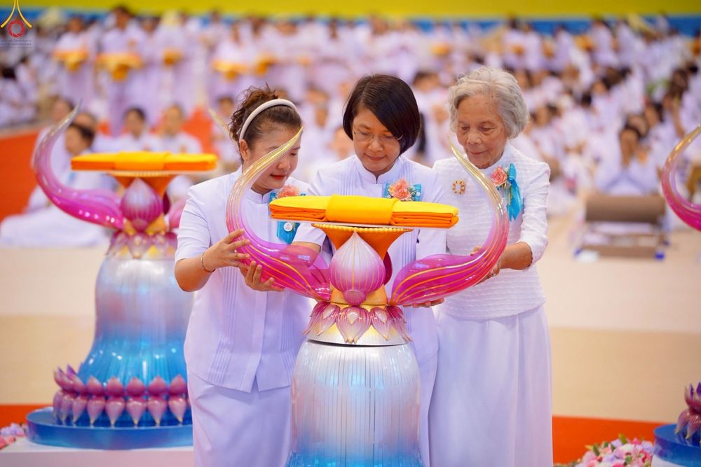 ภาพ No.251719:วันที่ 10 ตุลาคม พ.ศ. 2568 พิธีทอดผ้าป่าสมทบกฐินวัดพระธรรมกาย และสมทบกฐิน 30,000 กว่าวัดทั่วประเทศ ครั้งที่ 3 ณ สภาธรรมกายสากล วัดพระธรรมกาย