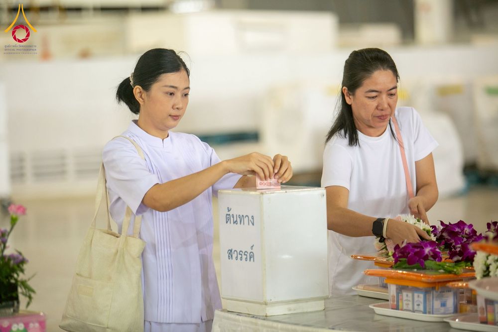 ภาพ No.256930:วันที่ 5 ตุลาคม พ.ศ. 2568 พิธีตักบาตร ข้าวสารอาหารแห้ง ณ บ้านแก้วเรือนทองคุณยายฯ สภาธรรมกายสากล วัดพระธรรมกาย