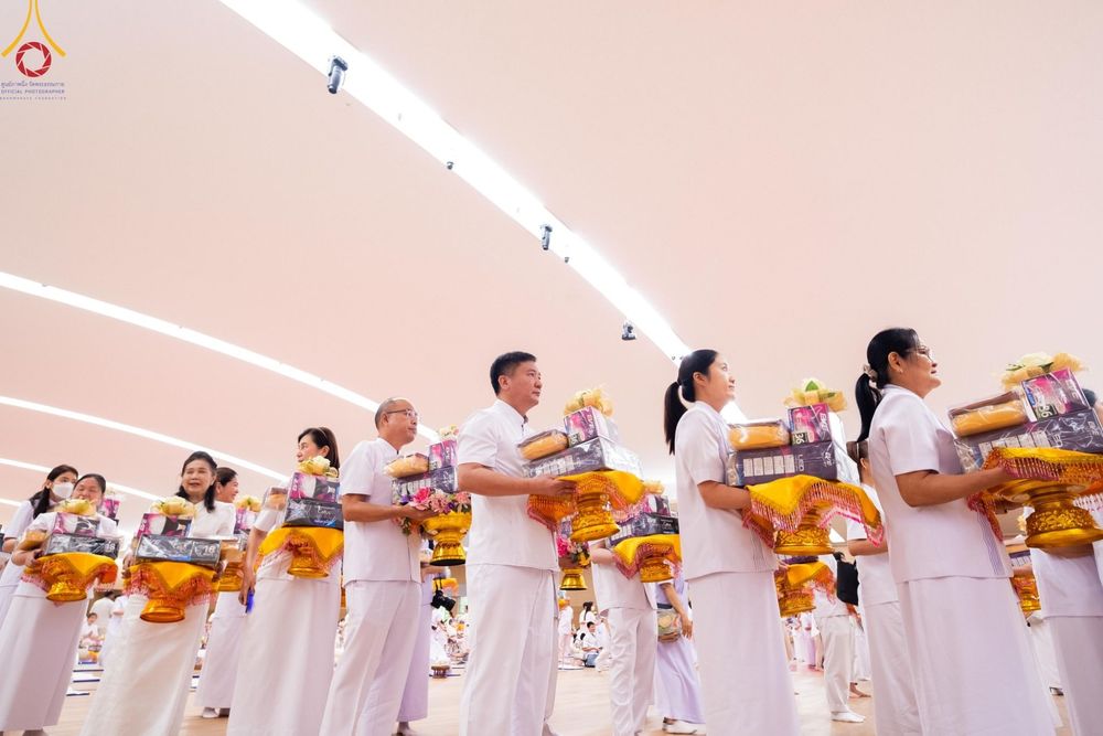 ภาพ No.145396:พิธีถวายผ้าอาบน้ำฝนและประทีปโคมไฟ ณ สภาธรรมกายสากล วัดพระธรรมกาย วันเสาร์ที่ 20 กรกฎาคม พ.ศ. 2567
