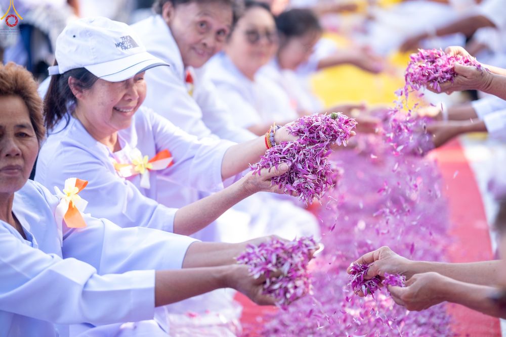 ภาพ No.290381:วันที่ 7 มกราคม พ.ศ. 2569 พิธีต้อนรับพระธรรมยาตรา ณ อนุสรณ์สถานลำดับที่ 2  สถานที่ตั้งมโนปณิธานบวชตลอดชีวิต อนุสรณ์สถานคลองบางนางแท่น (ภาพชุดที่ 2) อ.สามพราน จ.นครปฐม ในโครงการธรรมยาตรา กตัญญูบูชา มหาปูชนียาจารย์ พระมงคลเทพมุนี(สด จนฺทสโร) พระผู้ปราบมาร 