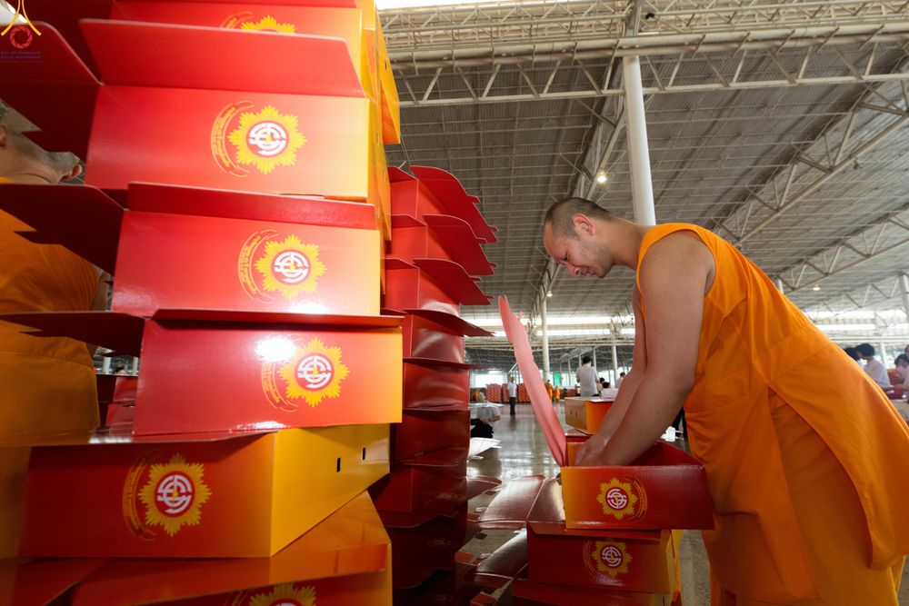 ภาพ No.320480:วันที่ 10 เมษายน พ.ศ.2569 การเตรียมกล่องไทยธรรม เพื่องานถวายมหาสังฆทาน 40,000 กว่าวัดทั่วประเทศ วันคุ้มครองโลก 22 เมษายน พ.ศ.2569 วัดพระธรรมกาย