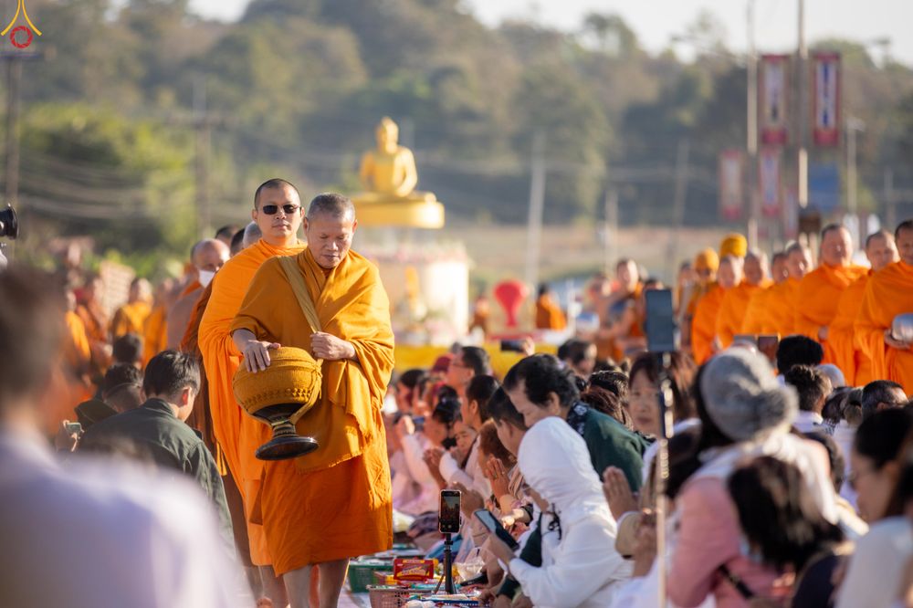 ภาพ No.281406:วันเสาร์ที่ 27 ธันวาคม พ.ศ.2568 พิธีตักบาตรพระ ๑,๐๐๐ รูป   เพื่อความเป็นสิริมงคลแก่ชีวิตและแผ่นดินไทย  มหากุศลครั้งยิ่งใหญ่แห่งปี ส่งท้ายปีเก่า ต้อนรับปีใหม่  ณ ถนนหน้าที่ว่าการอำเภอภูเรือ จังหวัดเลย