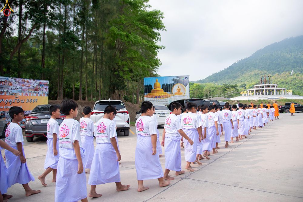 ภาพ No.320051:วันเสาร์ที่ 4 เมษายน 2569 พิธีตัดปอยผม ขอขมาผู้ปกครอง  มอบบาตร-ผ้าไตร และพิธีบรรพชาสามเณร 87 รูป  ณ ศูนย์ปฏิบัติธรรมระยอง(บ้านช่องลม)  ต.บางบุตร อ.บ้านค่าย จ.ระยอง