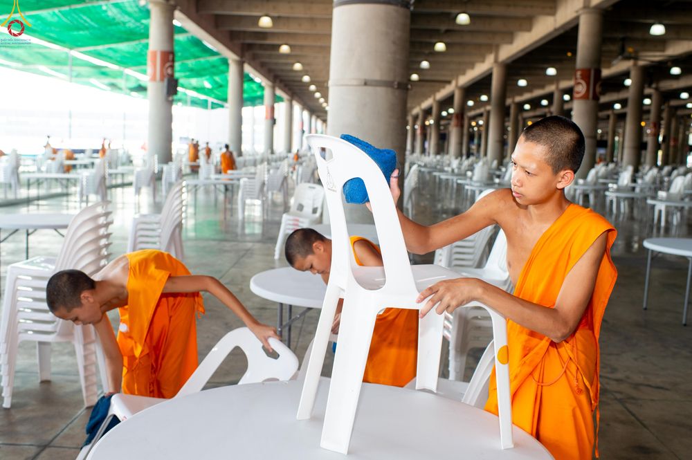 ภาพ No.322288:วันที่ 15 เมษายน พ.ศ.2569 การเตรียมงาน เช็ดโต๊ะ เก้าอี้ ปูผ้าโต๊ะฉัน เพื่องานถวายมหาสังฆทาน 40,000 กว่าวัดทั่วประเทศ วันคุ้มครองโลก 22 เมษายน พ.ศ.2569 วัดพระธรรมกาย