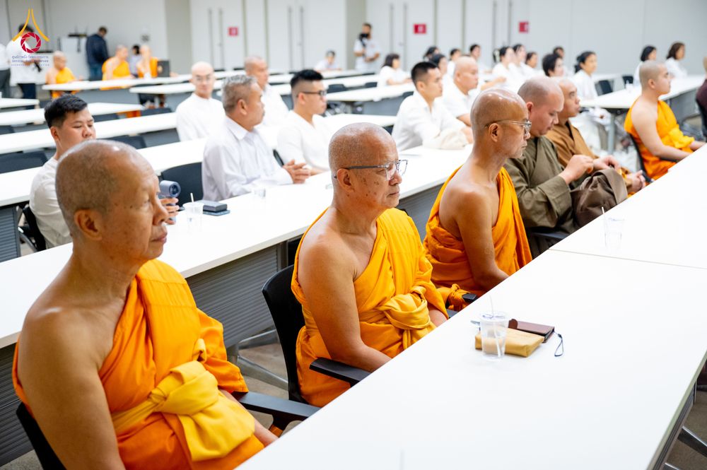 ภาพ No.324765:วันอังคารที่ 21 เมษายน พ.ศ.2569  หลวงพ่อทัตตชีโว รองเจ้าอาวาสวัดพระธรรมกาย ถวายการต้อนรับและปฏิสันถารคณะสงฆ์จากประเทศเวียดนาม