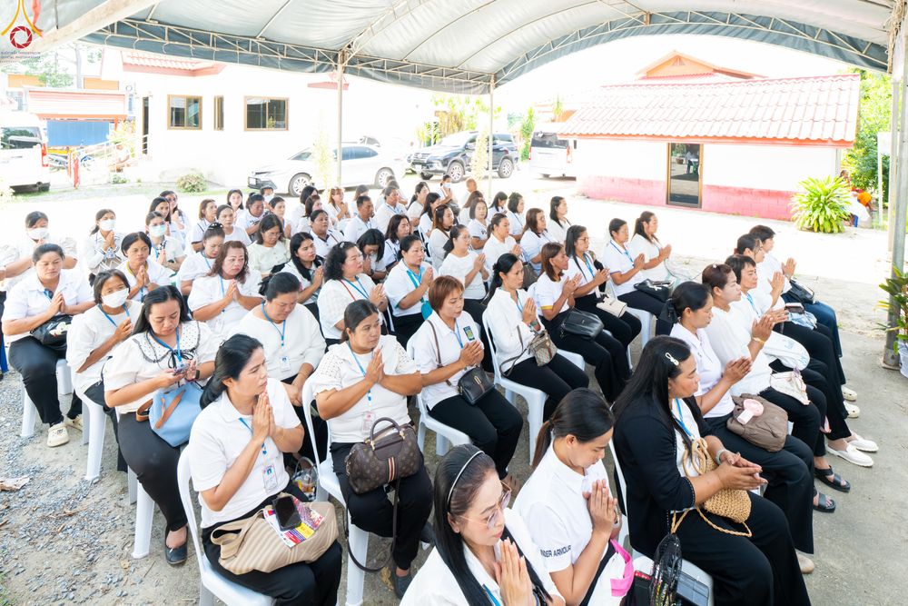 ภาพ No.339259:วันเสาร์ที่ 27 มิถุนายน พ.ศ. 2569 พิธีตักบาตรแด่คณะสงฆ์ 323 วัด 4 จังหวัดชายแดนภาคใต้ พิธีถวายสังฆทานแด่คณะสงฆ์ 323 วัด ปีที่ 22 ครั้งที่ 187 พิธีมอบกองทุนหนุนแรงใจช่วยครูใต้ ปีที่ 19 ครั้งที่ 150 และพิธีทำบุญอุทิศส่วนกุศลให้ผู้วายชนม์