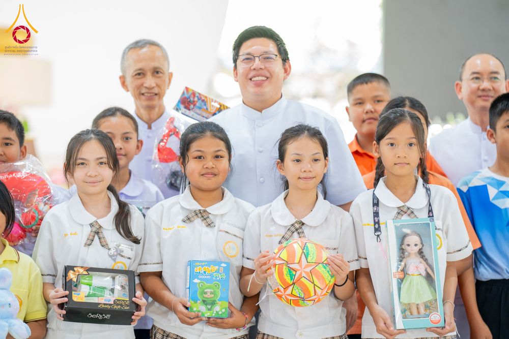 ภาพ No.291058:วันจันทร์ที่ 5 มกราคม พ.ศ. 2569  วัดพระธรรมกาย มูลนิธิธรรมกาย  จัดพิธีมอบของขวัญสนับสนุนการจัดกิจกรรมงานวันเด็กแห่งชาติ ประจำปี พ.ศ. 2569 ให้แก่องค์กรภาคีเครือข่ายกว่า 200 องค์กร ณ วัดพระธรรมกาย อ.คลองหลวง จ.ปทุมธานี