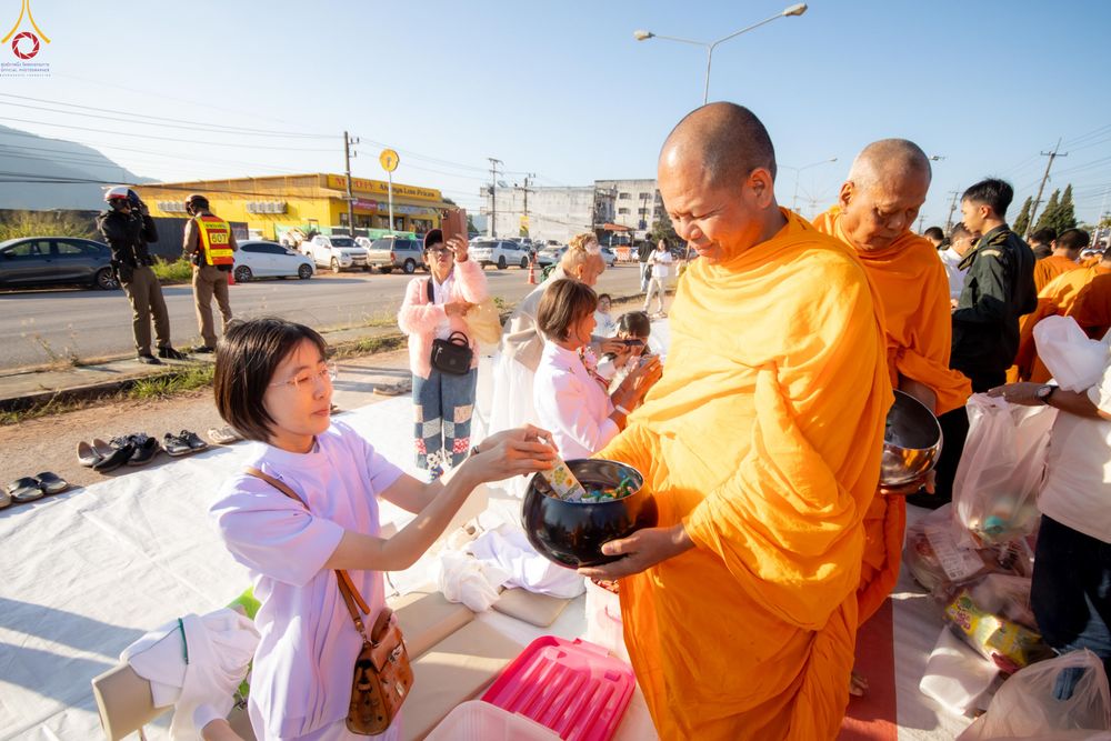 ภาพ No.281446:วันเสาร์ที่ 27 ธันวาคม พ.ศ.2568 พิธีตักบาตรพระ ๑,๐๐๐ รูป   เพื่อความเป็นสิริมงคลแก่ชีวิตและแผ่นดินไทย  มหากุศลครั้งยิ่งใหญ่แห่งปี ส่งท้ายปีเก่า ต้อนรับปีใหม่  ณ ถนนหน้าที่ว่าการอำเภอภูเรือ จังหวัดเลย