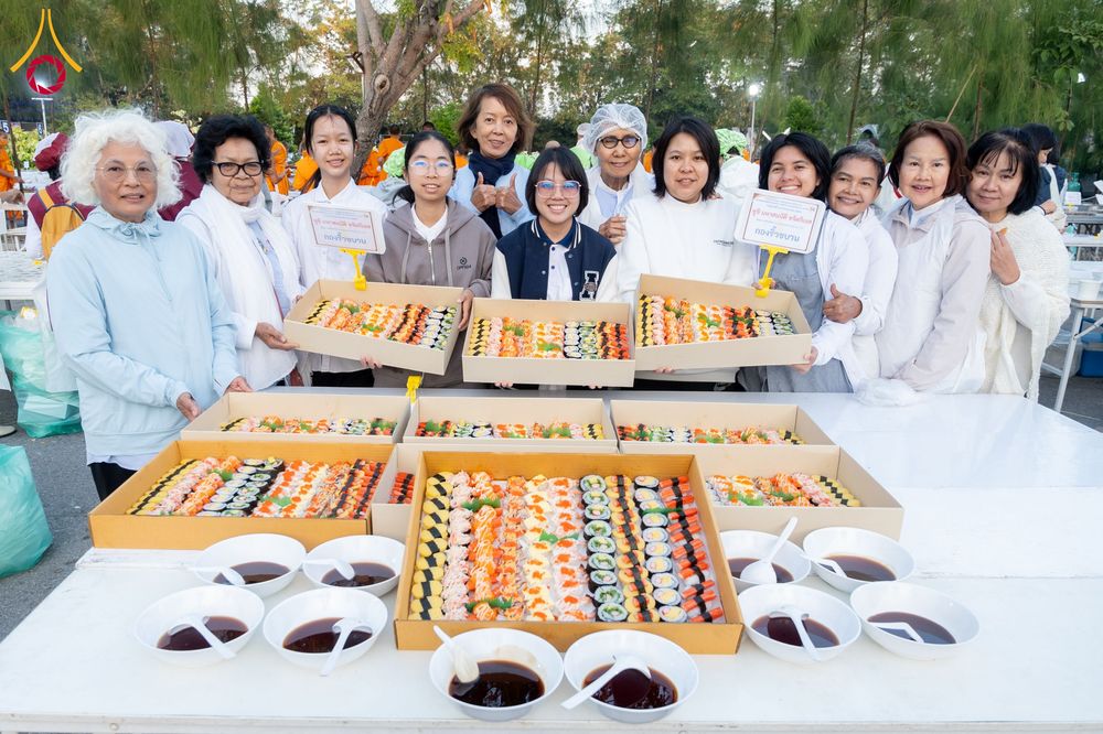 ภาพ No.292612:วันที่ 12 มกราคม พ.ศ. 2569 พิธีถวายภัตตาหารเป็นสังฆทาน แด่พระธรรมยาตรา ณ อนุสรณ์สถานมหาวิหารพระมงคลเทพมุนี (โลตัสแลนด์) อ.สองพี่น้อง จ.สุพรรณบุรี ในโครงการธรรมยาตรา กตัญญูบูชา มหาปูชนียาจารย์ พระมงคลเทพมุนี(สด จนฺทสโร) พระผู้ปราบมาร อนุสรณ์สถาน 7 แห่ง ปี