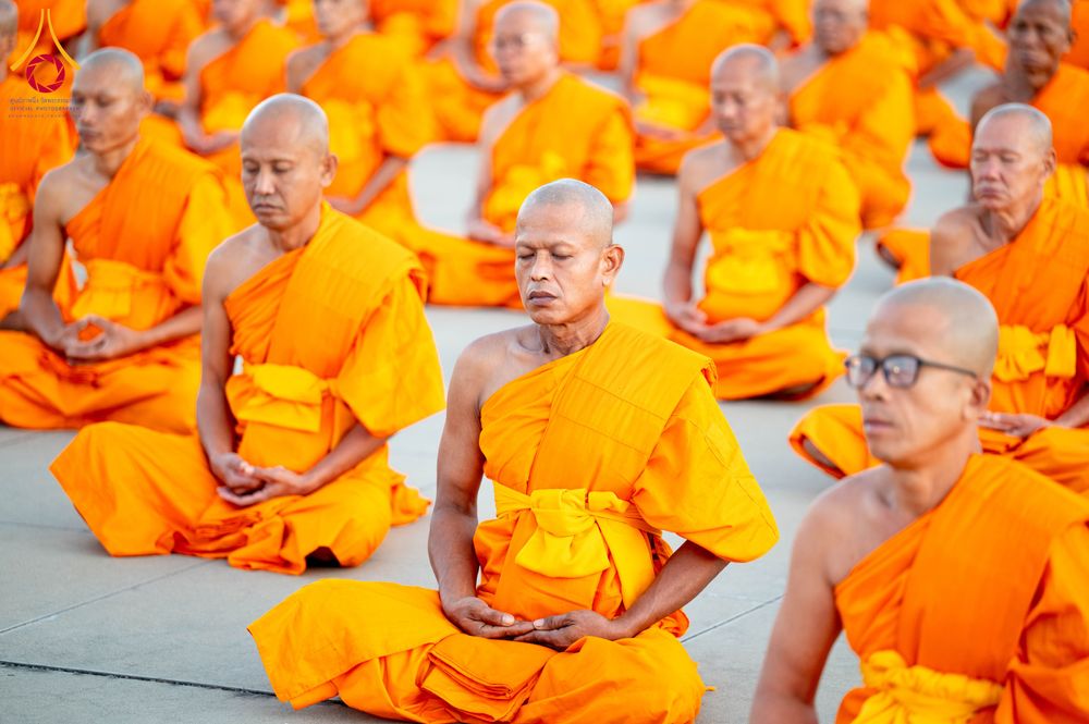 ภาพ No.285190:วันจันทร์ที่ 15 ธันวาคม พ.ศ.2568  บันทึกภาพหมู่ประวัติศาสตร์ โครงการบรรพชาอุปสมบทหมู่  รุ่นบูชาธรรมมหาปูชนียาจารย์ ประจำปี 2568 ณ ลานธรรมมหาธรรมกายเจดีย์ วัดพระธรรมกาย