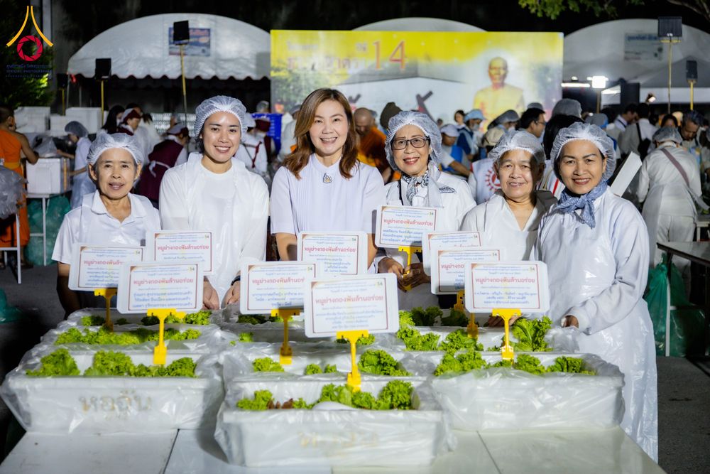 ภาพ No.289479:วันที่ 7 มกราคม พ.ศ. 2569 พิธีถวายภัตตาหารเป็นสังฆทาน แด่พระธรรมยาตรา ในโครงการธรรมยาตรา กตัญญูบูชา มหาปูชนียาจารย์ พระมงคลเทพมุนี(สด จนฺทสโร) พระผู้ปราบมาร อนุสรณ์สถาน 7 แห่ง ปีที่ 14 ณ อนุสรณ์สถานมหาวิหารพระมงคลเทพมุนี (โลตัสแลนด์) อ.สองพี่น้อง จ.สุพรร