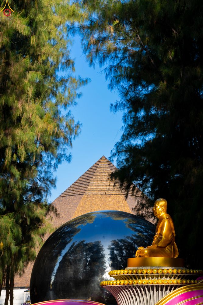 ภาพ No.288487:วันที่ 4 มกราคม พ.ศ. 2569 พระธรรมยาตราปฏิบัติธรรม และถ่ายภาพหมู่ประวัติศาสตร์ ในโครงการธรรมยาตรา กตัญญูบูชา มหาปูชนียาจารย์ พระมงคลเทพมุนี(สด จนฺทสโร) พระผู้ปราบมาร อนุสรณ์สถาน 7 แห่ง ปีที่ 14 ณ อนุสรณ์สถานมหาวิหารพระมงคลเทพมุนี (โลตัสแลนด์) อ.สองพี่น้อง