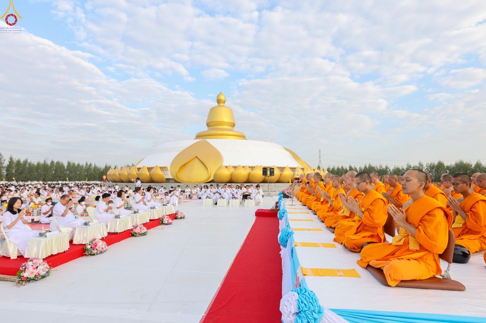 ภาพ No.302573:วันที่ 24 มกราคม พ.ศ. 2569 พิธีตักบาตรพระธรรมยาตรา(ภาพชุดที่ 2) ณ อนุสรณ์สถานลำดับที่ 5 สถานที่เผยแผ่วิชชาธรรมกายครั้งแรก อนุสรณ์สถานบางปลา วัดบางปลา อำเภอบางเลน จังหวัดนครปฐม ในโครงการธรรมยาตรา กตัญญูบูชา มหาปูชนียาจารย์ พระมงคลเทพมุนี(สด จนฺทสโร) พระผู