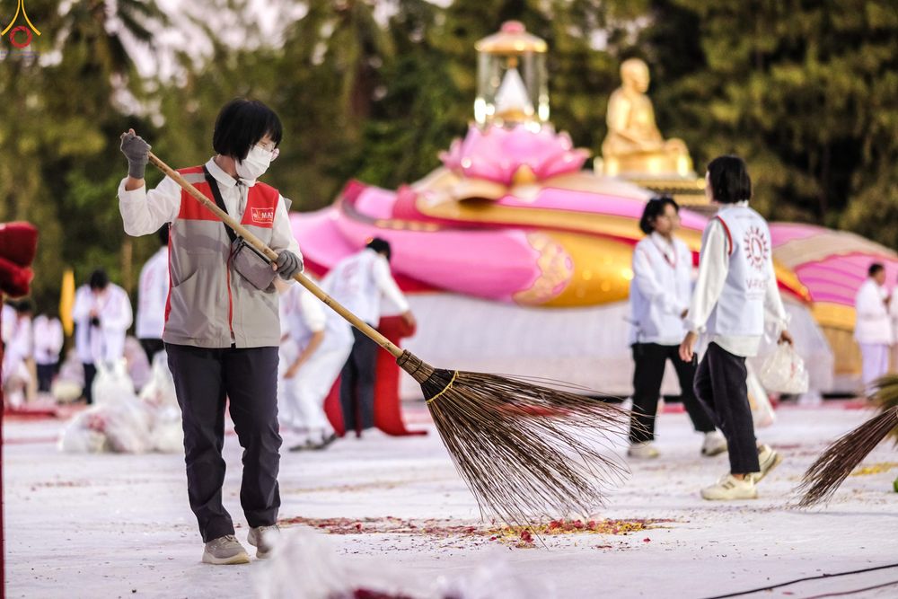 ภาพ No.301563:ภาพเบื้องหลังอาสาสมัครรวมใจ ชุดที่ 4 ในโครงการธรรมยาตรา กตัญญูบูชา มหาปูชนียาจารย์ พระมงคลเทพมุนี(สด จนฺทสโร) พระผู้ปราบมาร อนุสรณ์สถาน 7 แห่ง ปีที่ 14