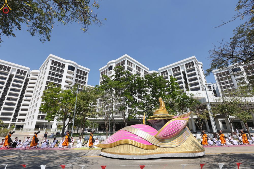 ภาพ No.304555:วันที่ 25 มกราคม พ.ศ. 2569 พิธีต้อนรับพระธรรมยาตรา (ภาพชุดที่ 2) รร.สามัคคีราษฏร์บำรุง-วัดพระธรรมกาย ในโครงการธรรมยาตรา กตัญญูบูชา มหาปูชนียาจารย์ พระมงคลเทพมุนี(สด จนฺทสโร) พระผู้ปราบมาร อนุสรณ์สถาน 7 แห่ง ปีที่ 14