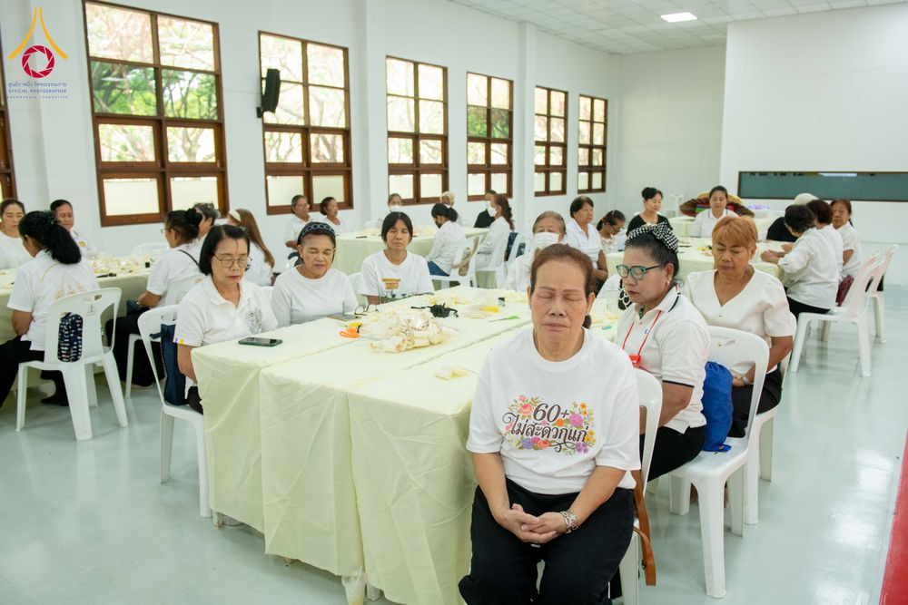 ภาพ No.327436:วันศุกร์ที่ 1 พฤษภาคม พ.ศ. 2569 รวมใจพสกนิกรชาวอำเภอคลองหลวง ประดิษฐ์ดอกไม้จันทน์ เพื่อใช้ในพิธีถวายดอกไม้จันทน์ในงานพระราชพิธีถวายพระเพลิงพระบรมศพ สมเด็จพระนางเจ้าสิริกิติ์ พระบรมราชินีนาถ พระบรมราชชนนีพันปีหลวง ณ วัดพระธรรมกาย