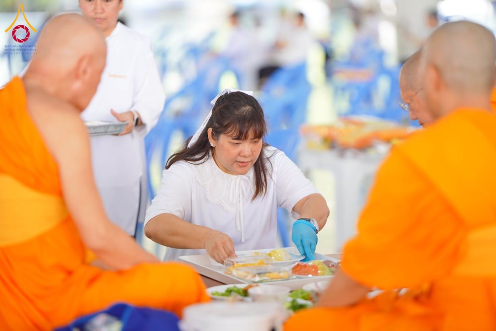 ภาพ No.322829:วันที่ 18 เมษายน พ.ศ. 2569 พิธีถวายภัตตาหารเมนูสวรรค์ เพื่อการบรรลุธรรม ณ หอฉันคุณยายอาจารย์ฯ วัดพระธรรมกาย
