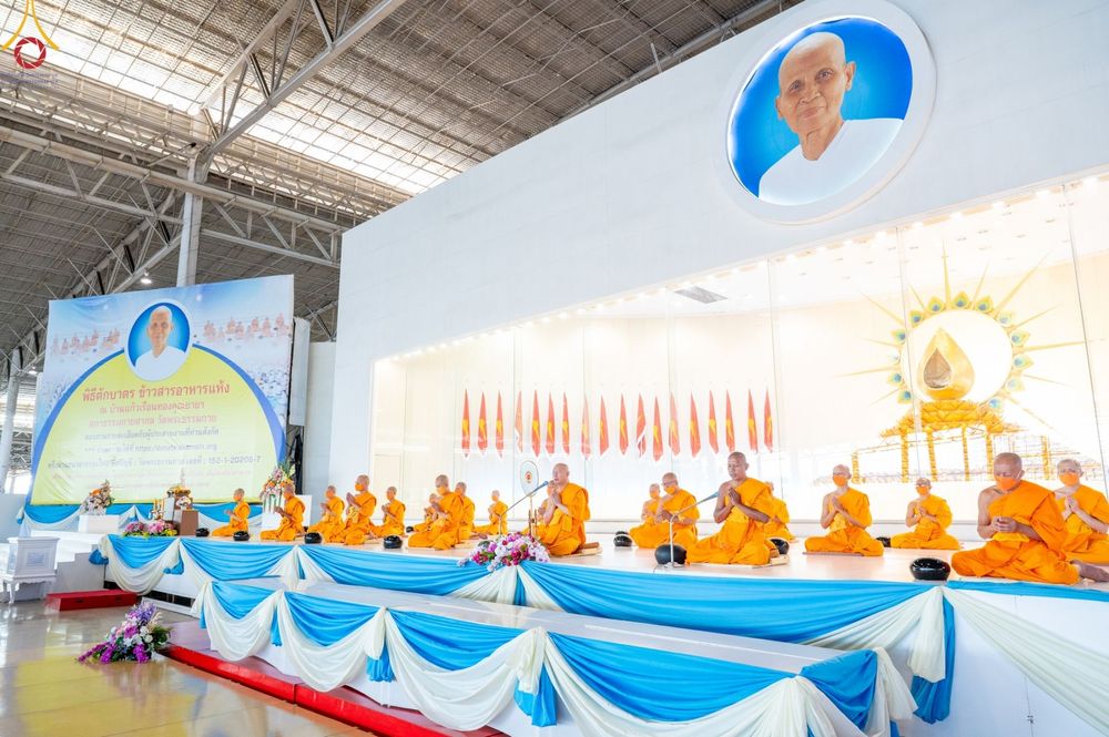 ภาพ No.86793:พิธีตักบาตร , พิธีบูชาข้าวพระ , พิธีจุดเทียนใจ ไฟนิรันดร์ อนันตชัย ในวันอาทิตย์ต้นเดือน 3 กันยายน พ.ศ. 2566 ณ วัดพระธรรมกาย