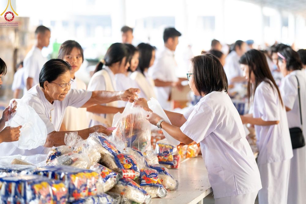 ภาพ No.158885:พิธีตักบาตร ในวันอาทิตย์ต้นเดือน วันที่ 6 ตุลาคม พ.ศ. 2567 ณ สภาธรรมกายสากล วัดพระธรรมกาย