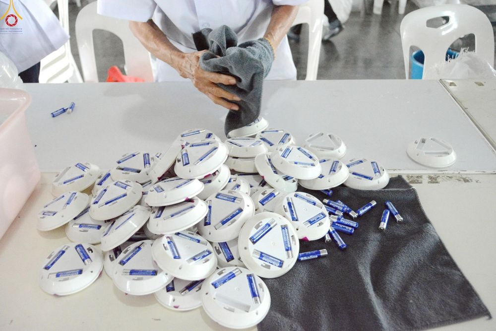 ภาพ No.246648:วันที่ 12 กันยายน พ.ศ. 2568 การเก็บงาน จัดเก็บไฟ LED ของเจ้าหน้าที่ทุกสถานะ ณ วิหารคด วัดพระธรรมกาย