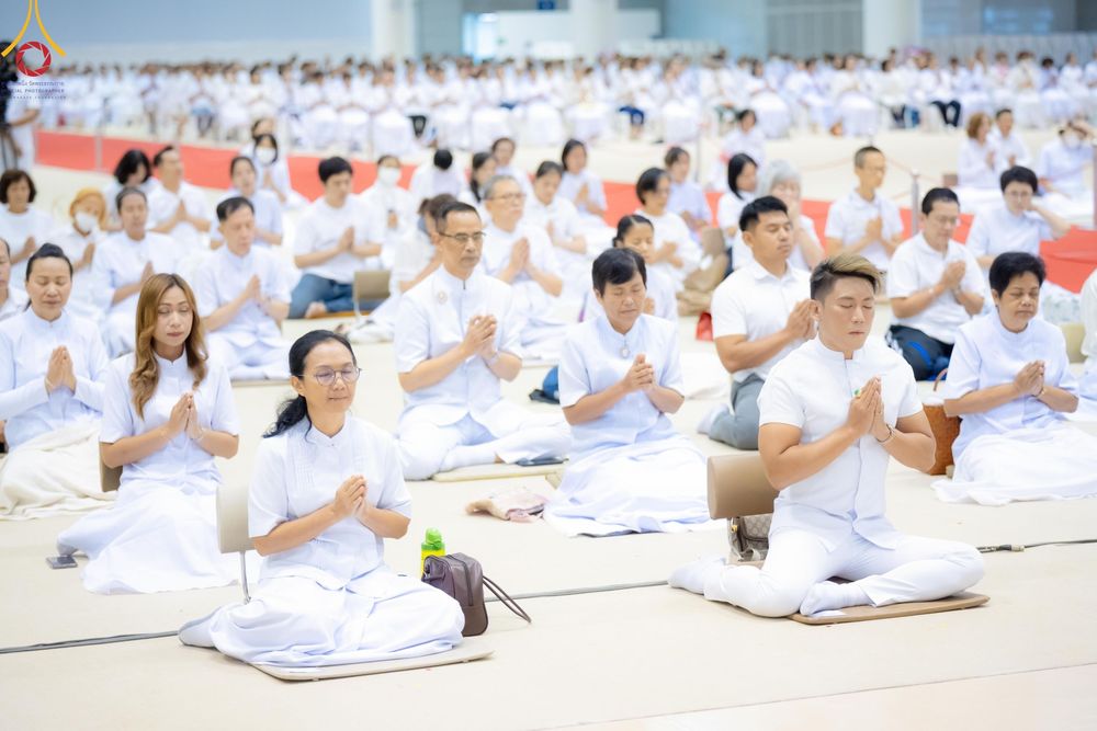 ภาพ No.180768:พิธีถวายภัตตาหารเมนูสวรรค์ และพิธีถวายอุปกรณ์กันหนาว แด่คณะพระภิกษุสามเณรวัดพระธรรมกาย วันอาทิตย์ที่ 8 ธันวาคม พ.ศ.2567 ณ สภาธรรมกายสากล วัดพระธรรมกาย
